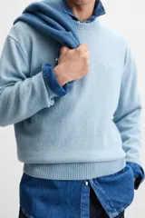 Jersey celeste de cashmere y lana, de corte relajado, cuello redondo y manga larga con terminaciones en rib.