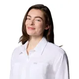 Camisa negra de manga larga con dos bolsillos frontales con cierre a presión y ventilación trasera de malla. Confeccionada con tejido Omni-Wick™ que absorbe el sudor y Omni-Shade™ Broad Spectrum UPF 50 que protege contra los rayos UVA/UVB.