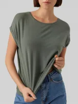 Remera verde militar de corte recto, cuello redondo y mangas cortas.