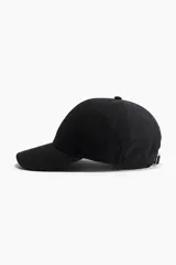 Gorra de béisbol negra lisa con visera curva y botón en la parte superior. Tiene orificios de ventilación bordados y una correa ajustable en la parte posterior.
