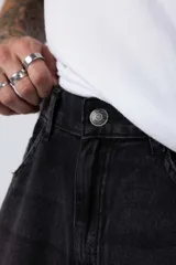 Jean negro de corte mom oversize.