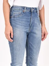 Pantalón jean de tiro alto, corte skinny y color celeste claro.