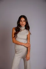 Conjunto de lana sintética tejido, que incluye top sin mangas y pantalones de pierna ancha, con elasticidad y un acabado suave.