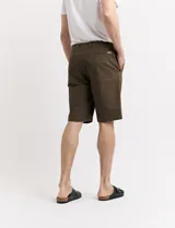 Bermuda marrón de corte recto, con bolsillos laterales y traseros.