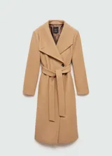 Abrigo largo color camel con cuello chimenea, cierre cruzado con botones y lazo ajustable en la cintura.