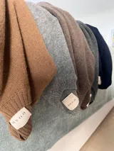 Sweater de tejido de punto fino, cuello redondo y mangas largas.