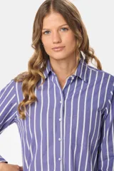 Camisa holgada a rayas en tonos azules y blancos, confeccionada en 100% algodón y de manga larga.