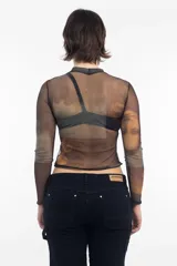 Remera de mesh transparente con cuello alto y mangas largas, con estampado de la Mona Lisa.