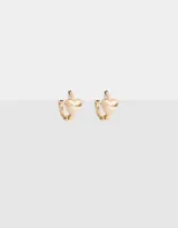 Aros tipo argolla bañados en oro con dije de corazón.