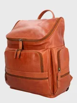 Mochila de cuero color marrón con múltiples bolsillos con cierre y correas acolchadas ajustables.