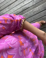 Vestido casual de corte suelto, hecho de telas suaves con estampado floral y ribete en el cuello y mangas.