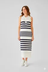Vestido midi de punto con rayas horizontales azul marino sobre fondo blanco, cuello polo, sin mangas y cierre parcial con botones.