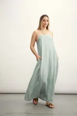 Vestido largo color verde agua, de corte suelto y breteles finos blancos.