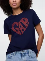 Remera azul marino de algodón con logo de GAP en forma de corazón color rojo.