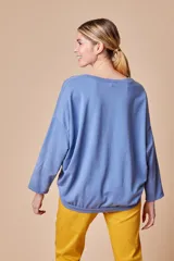 Buzo de algodón color celeste con texto "Weekend" estampado en el frente y mangas largas.