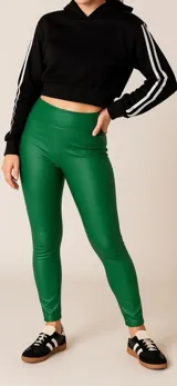 Calza legging verde de simil cuero, tiro alto.