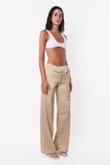 Microtop musculosa sin mangas, confeccionado en microfibra pesada con terminaciones en collareta ancha en escote, contorno inferior y sisas. La parte más angosta de la prenda responde al delantero. Se puede usar de ambos lados, reversible.