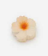 Pinza para el pelo con forma de flor de hibisco color crema con centro naranja.