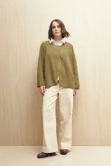 Sweater tejido color verde oliva con cruce irregular y botones a contraste.