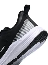 Championes de running Umbro Blaze, color azul marino con detalles en celeste y suela blanca.