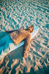 Buzo de polar con estampado a cuadros en tonos beige y marrón, con cierre parcial en el cuello y logo bordado en el pecho.