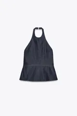 Top de cuello halter confeccionado en tejido denim azul. Detalle de pespuntes marcados a tono y espalda descubierta.