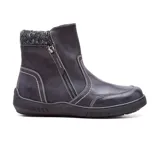 Bota corta color beige, con cierre lateral y detalle de tejido de punto en el tobillo.