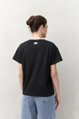Remera blanca de manga corta con estampado tipográfico azul en el frente.