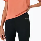Calza larga de mujer color negro, marca Merrell, ideal para trail running. Confeccionada en poliéster y elastano, con cintura alta, cordón interior, bolsillo interior oculto y elasticidad bidireccional.