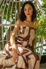 Vestido largo sin mangas, con escote recto y parte superior fruncida con elástico. Estampado abstracto en tonos marrón y blanco.