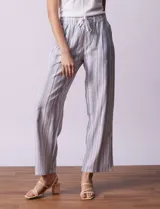Pantalón de lino estampado a rayas verticales azules y blancas, marca Dash. Tiene pretina ancha elastizada con lazo ajustable.