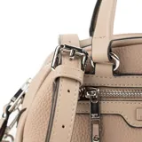Cartera tipo baúl color taupe, marca XL Extra Large, confeccionada en símil cuero graneado. Tiene acceso con cierre, un bolsillo externo con cierre y dos bolsillos internos (uno con cierre y otro abierto). Incluye correa regulable extraíble y asas fijas. Los herrajes son plateados y el interior está forrado en tela de algodón y poliéster.