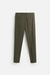Pantalón de vestir azul marino, de corte slim fit, con bolsillos laterales y traseros de vivo con botón. Se ajusta a la cintura con cierre frontal con cremallera y botón.