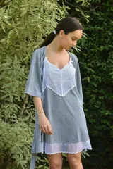 Camisón corto color beige con detalle de puntilla blanca en escote y ruedo, de breteles finos.