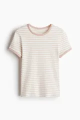 Remera de punto suave a rayas horizontales color beige y blanco, con cuello y mangas con ribete fino color rosa.