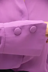Camisa lila de crepe con cierre de botones forrados en la parte delantera y manga larga con puños abotonados.