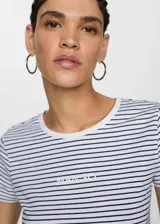 Camiseta blanca con rayas horizontales rojas, cuello redondo y logo estampado en el centro del pecho.