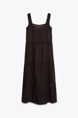 Vestido midi color marrón oscuro, con tirantes anchos y escote recto. Presenta detalle de puntilla en el escote y bordados a tono en el ruedo.
