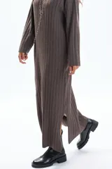 Vestido de punto marrón de manga larga, con cuello redondo y textura acanalada vertical.