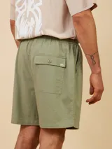 Bermuda color verde claro, cómoda y de corte clásico, con cinturilla elástica y cordón.