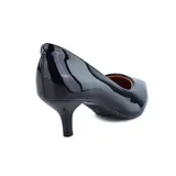 Zapato de vestir Korium de charol negro, con punta fina y taco kitten heel.