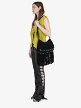 Bolso de hombro negro de cuero con flecos y tachuelas metálicas doradas y plateadas. Tiene correa ajustable y cierre de cremallera.