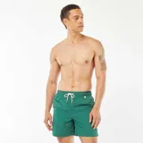 Short de baño verde con cordón ajustable en la cintura y bolsillos laterales.