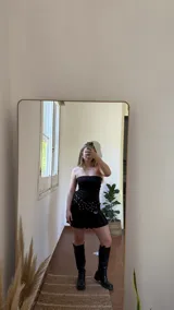 Vestido corto negro sin mangas, confeccionado en jersey de lycra con delantera doble.