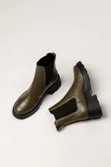 Bota Chelsea de cuero color marrón con elástico lateral negro, suela track y taco cuadrado.