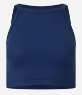 Blusa sin mangas color marrón, confeccionada en tejido rib con textura. Presenta cuello halter que resalta los hombros.