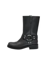 Botas biker negras de caña media, con hebillas y arnés metálico.