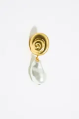 Pendientes dorados mate con diseño de caracolas y perlas blancas, cierre a presión y medida de 3,5 cm.