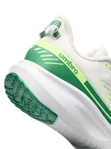 Championes deportivos Umbro modelo Storm, color blanco con detalles en verde vibrante. Presentan una capellada de malla transpirable, franjas laterales con el logo Umbro y una suela gruesa de amortiguación blanca con detalles verdes en la parte inferior.