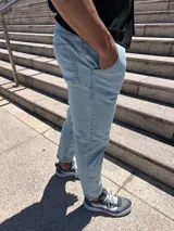 Pantalón de jean slouchy color celeste, de tiro alto, corte holgado y tobillos ajustados.